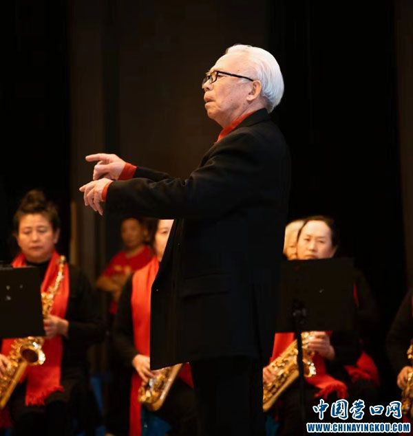 平均70歲的“小草”樂(lè)團(tuán)，送給海外華人的紅歌